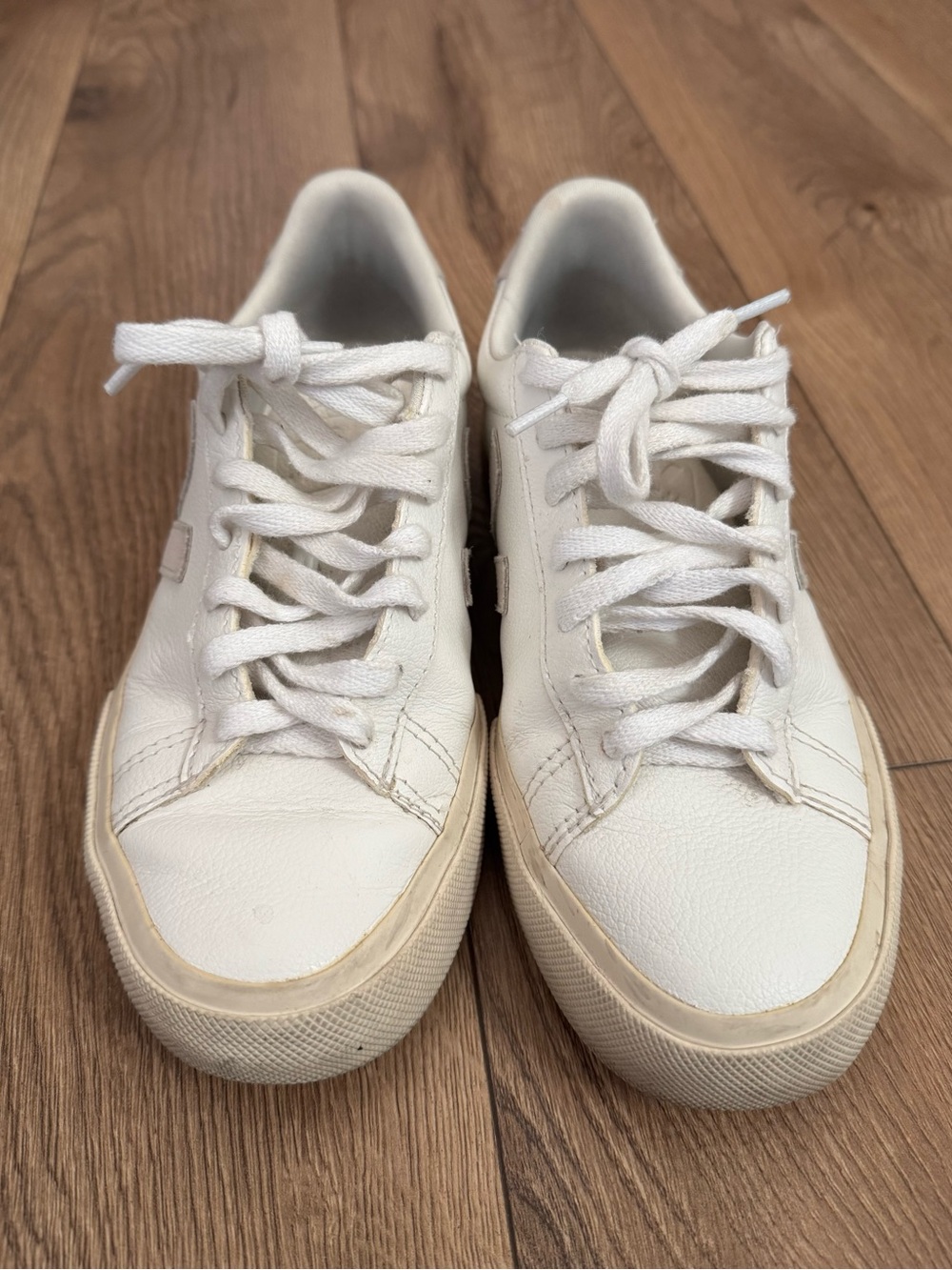 Veja campo. Clean girl aesthetic. Sustainable fashion. Street style. Minimalist. - Picture 3 of 5